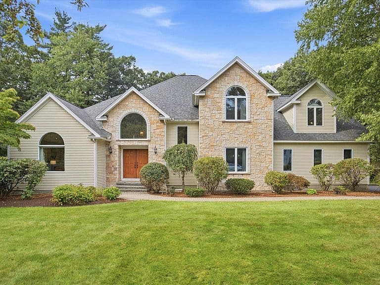 48 Colonel Daniels Drive photo 1