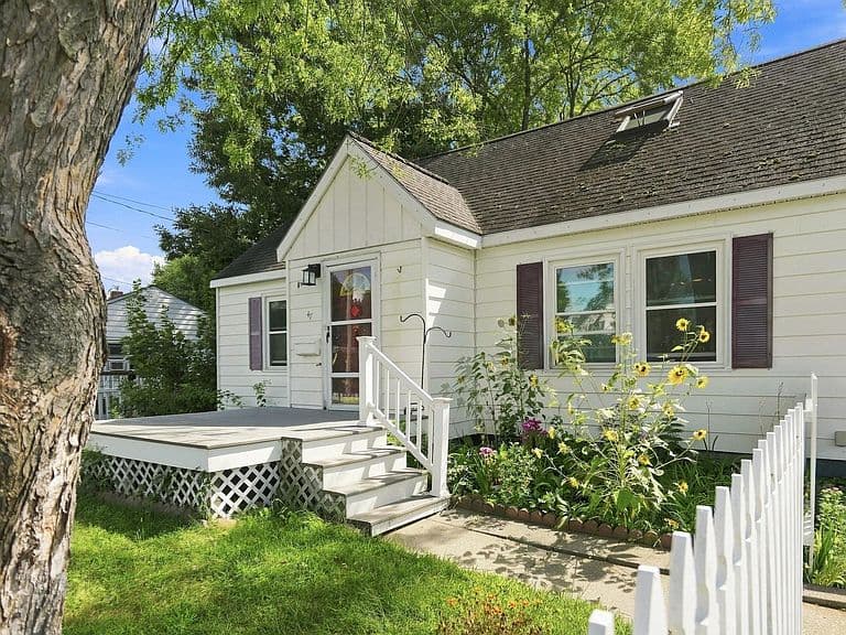 47 McIntosh Avenue photo 1