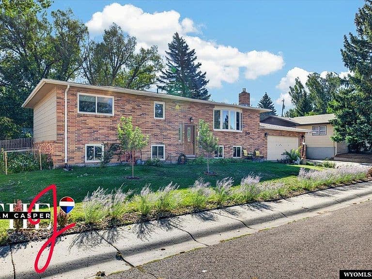 1301 Manor Dr photo 1