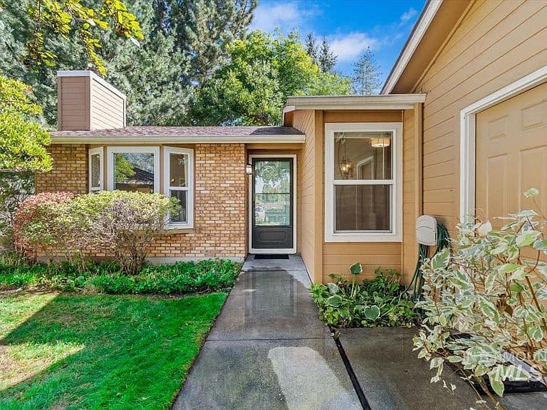 1526 E Symphony Ct photo 2