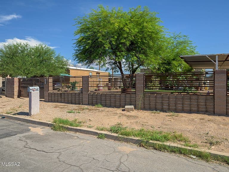102 E Aviation Dr photo 2