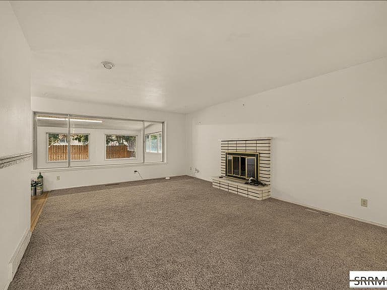 2050 Highland Dr photo 4