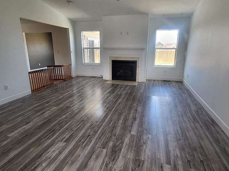 1527 Loch Tay Blvd photo 4