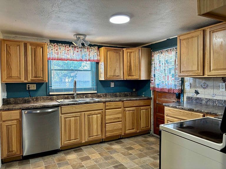 537 Albany Ave photo 4
