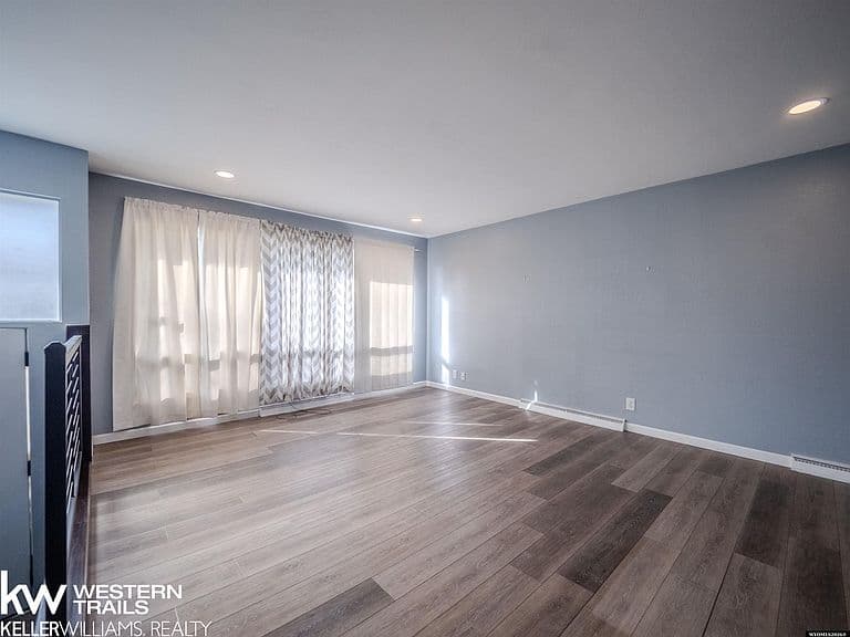 1810 Mariposa Blvd photo 3