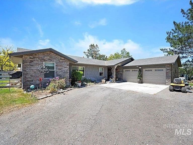 453 Mahard Dr photo 2