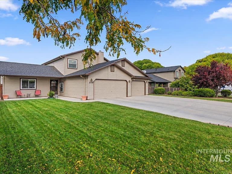 1719 Emerald Dr photo 3