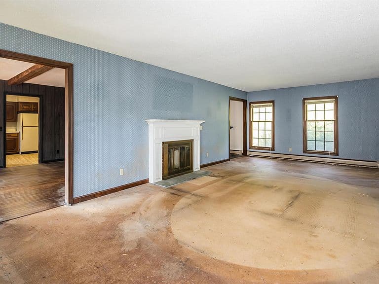 324 Middle Road photo 5