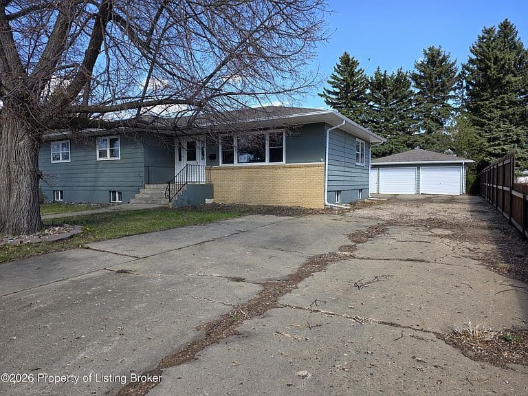 634 9th Ave W photo 2