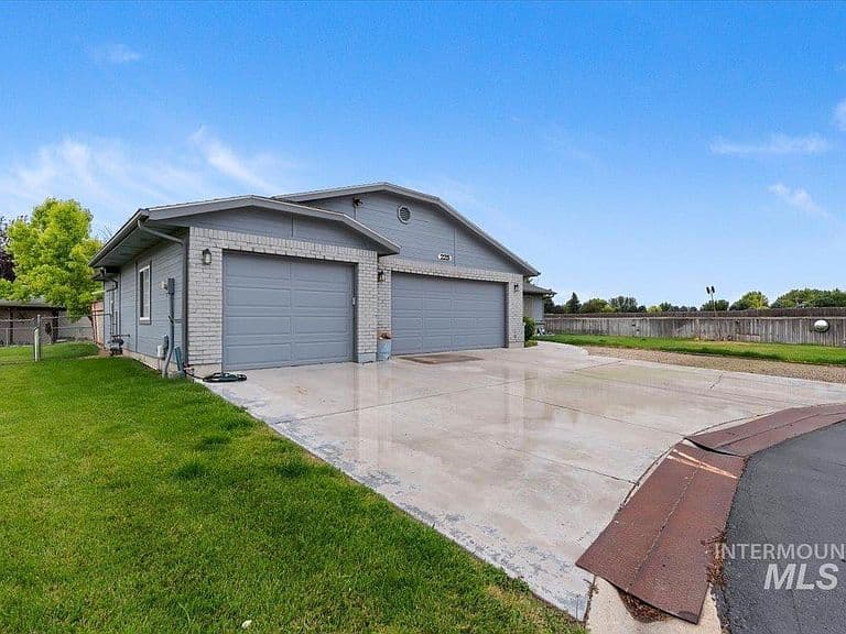1100 Burnett Dr Unit 225 photo 2