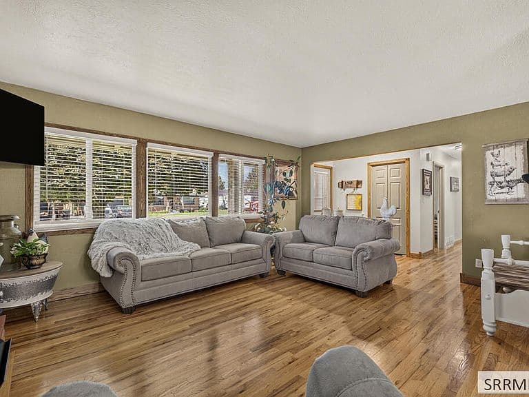 800 Hansen Ave photo 5
