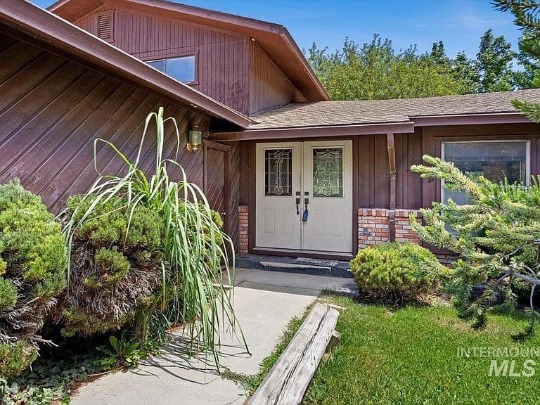 786 Meadows Dr photo 3