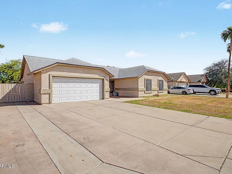 8708 W Townley Avenue photo 2