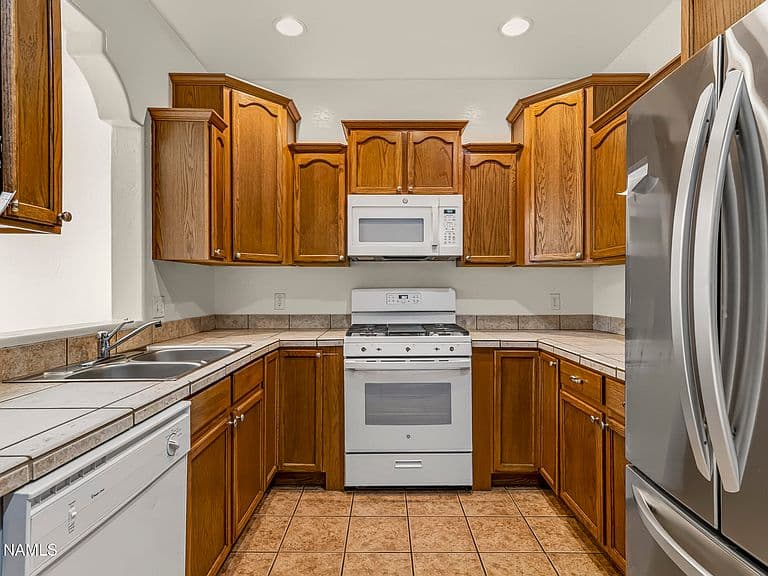 607 W Martys Way photo 4
