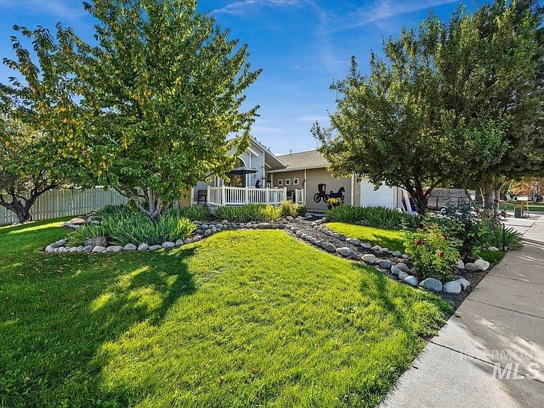 480 Carriage Ln photo 1