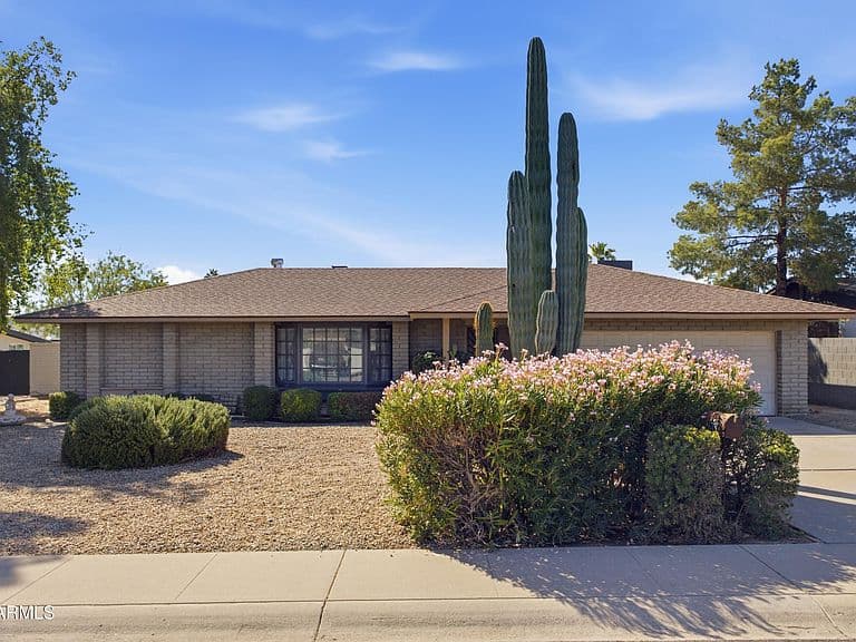 2627 E Cannon Drive photo 2