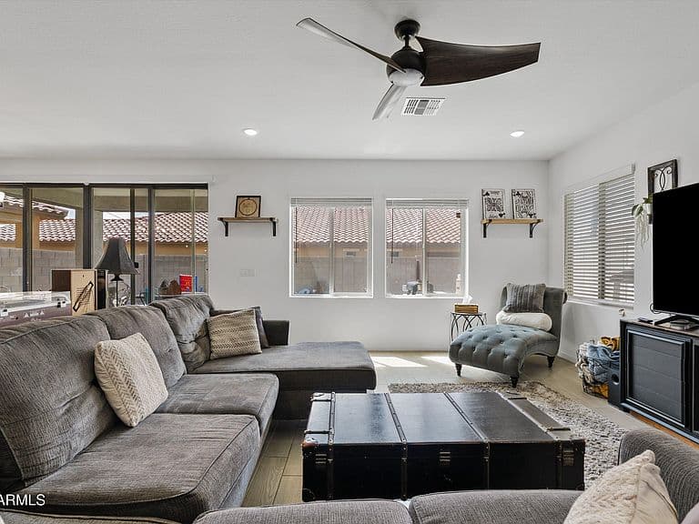 2014 N MARKETSIDE Avenue photo 4