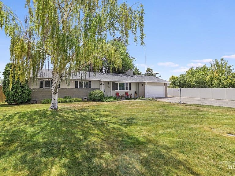 679 Crestview Dr photo 2