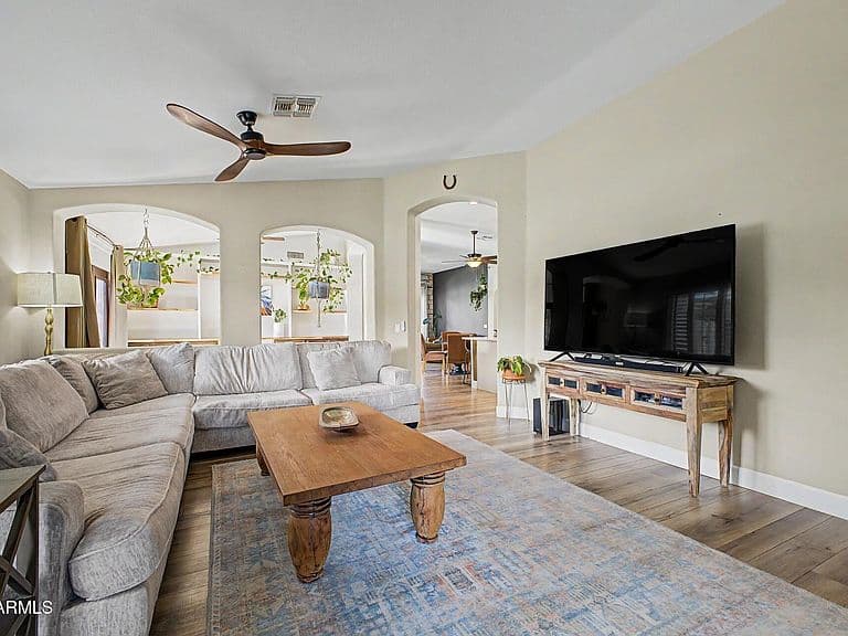8246 W ROSE GARDEN Lane photo 3