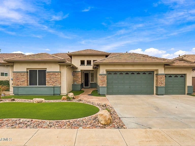 8073 W Louise Drive photo 1