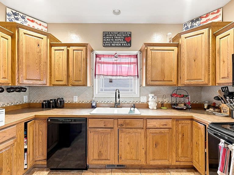 130 Halbert St photo 4