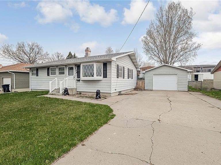 131 Maple Ave photo 1