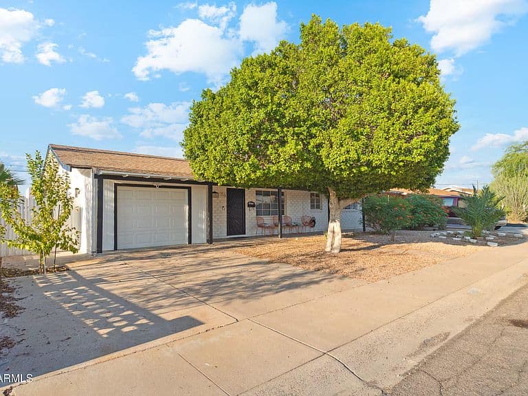 8126 E INDIANOLA Avenue photo 1