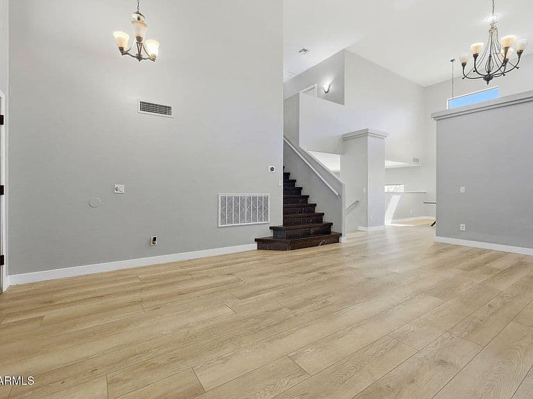 8021 W HILTON Avenue photo 5