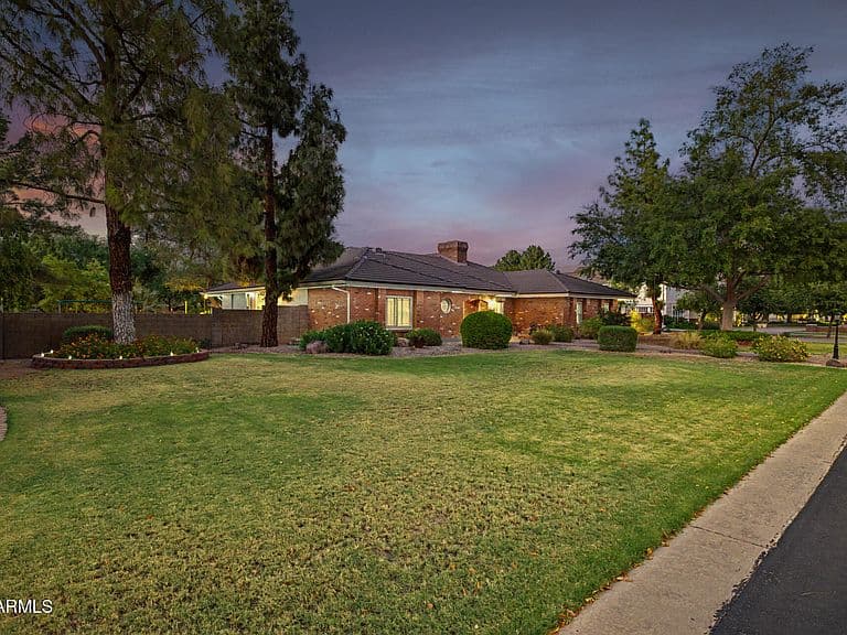 834 E SAN ANGELO Avenue photo 2