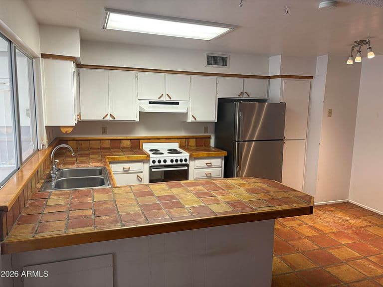 2020 E RICE Drive photo 2