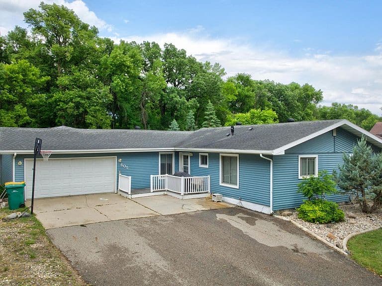 605 Sheyenne St photo 3