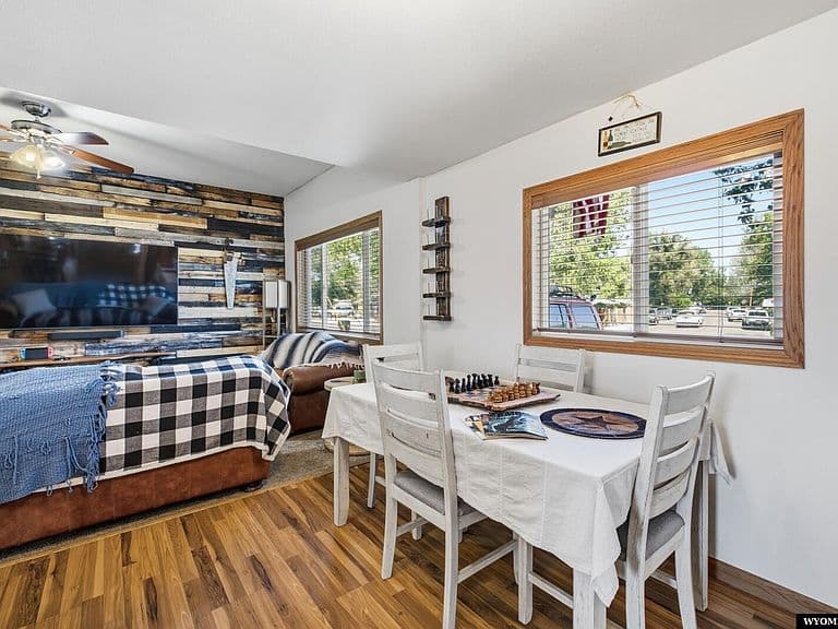 3005 De Smet Dr photo 4