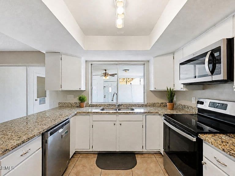 520 N HOBSON Plaza photo 4