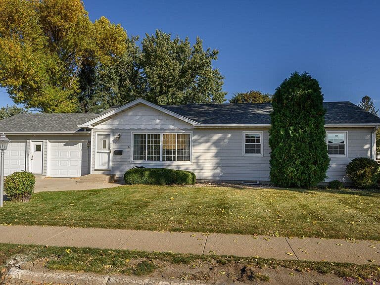402 W Divide Ave photo 1