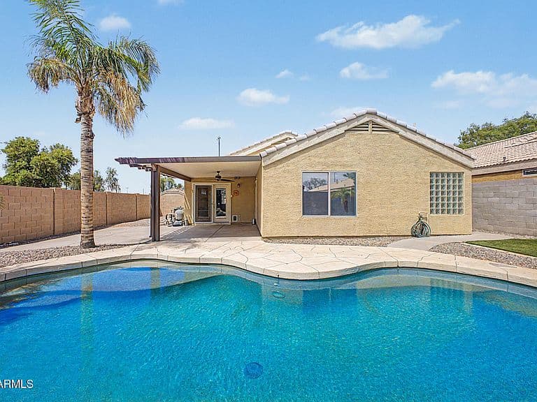 1687 E CHEYENNE Street photo 3