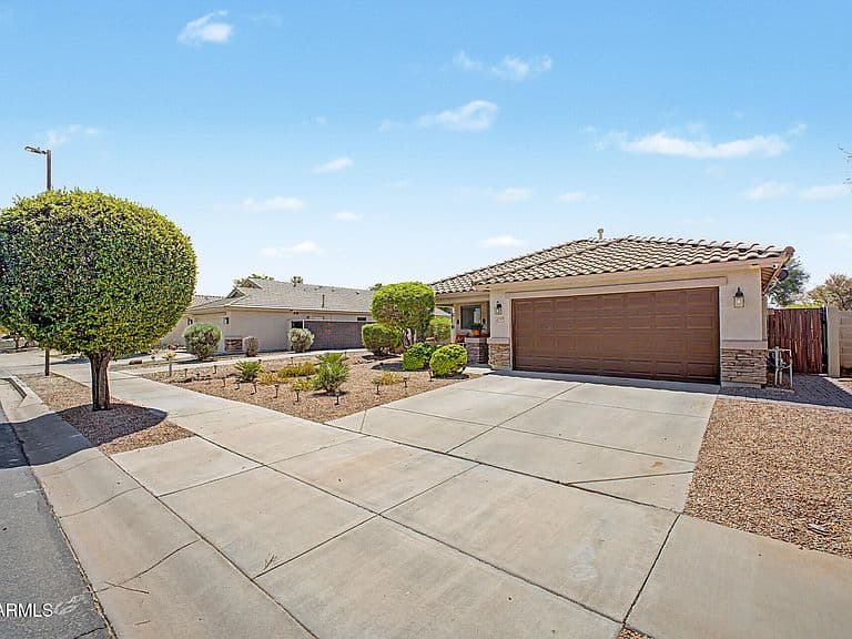 15777 W LATHAM Street photo 3