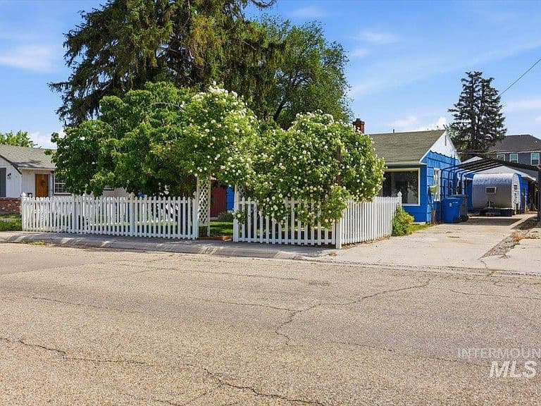 8 N Sunset St photo 3
