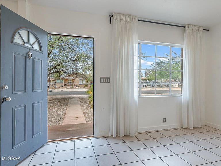 2532 N Fair Oaks Ave photo 4