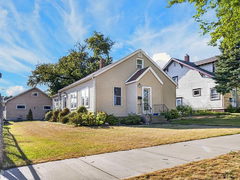 521 5th Ave NW photo 1