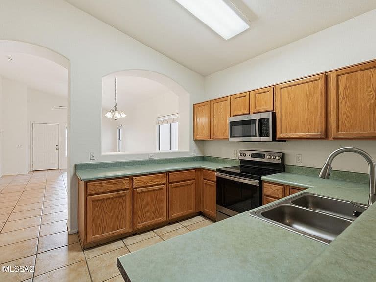 7704 S Trumpet Vine Ave photo 4