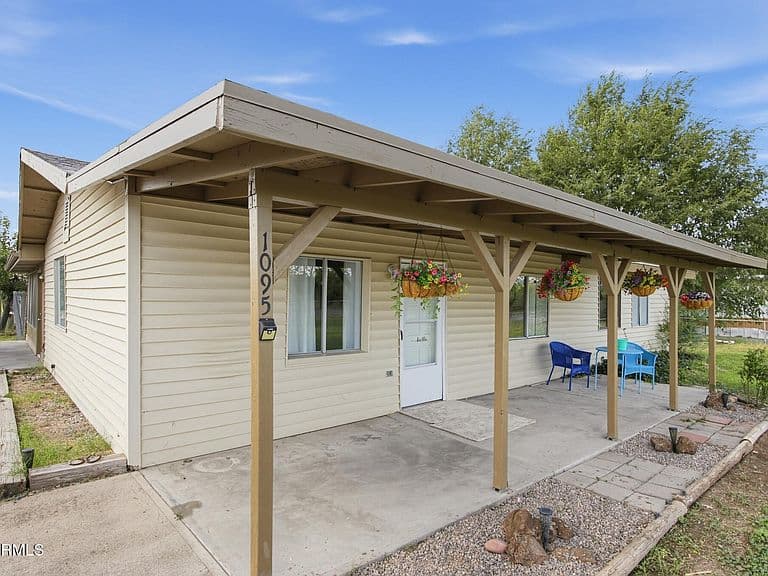 1095 E Quarterhorse Lane photo 3
