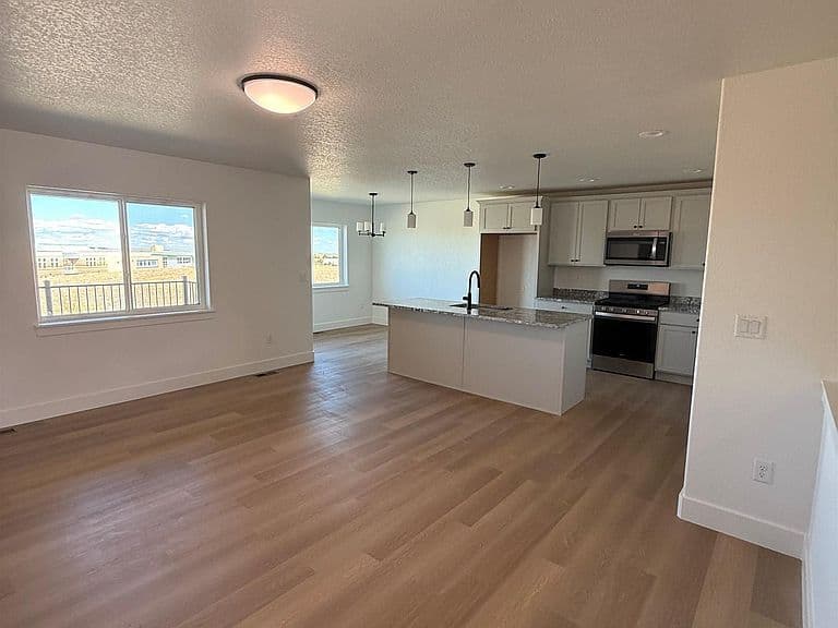 2085 Heathrow Ave photo 2