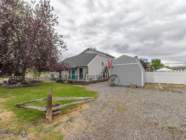 301 Pearl Dr photo 3