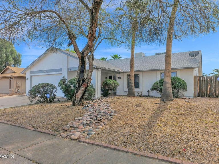 2035 W Gila Ln photo 3