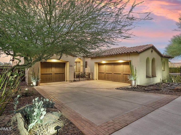 2334 E Samantha Way photo 1