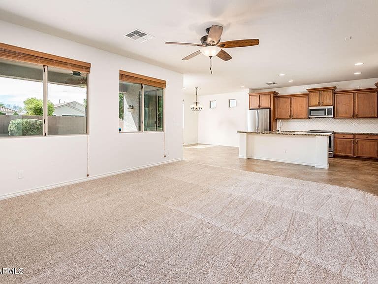 685 E HUMMINGBIRD Way photo 2