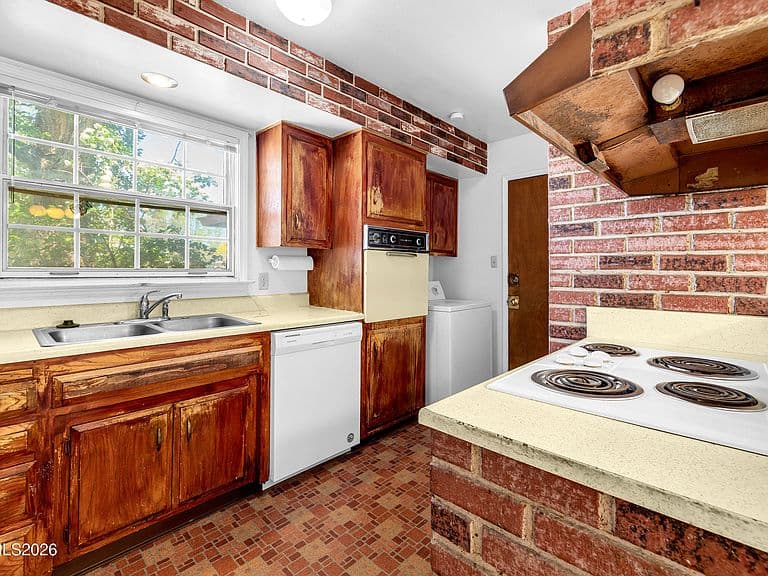 505 Gregory Way photo 4