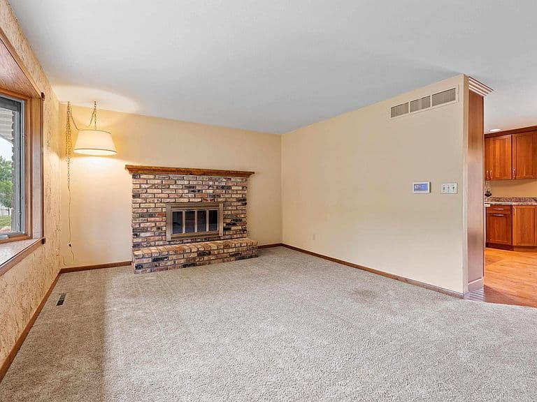 2708 Raymond Dr photo 4