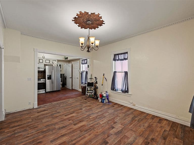 318 W 8th St photo 3
