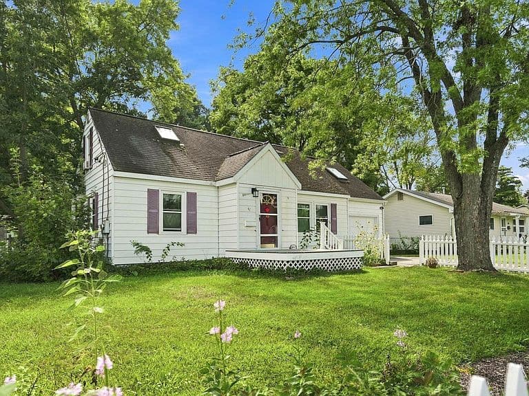 47 McIntosh Avenue photo 2
